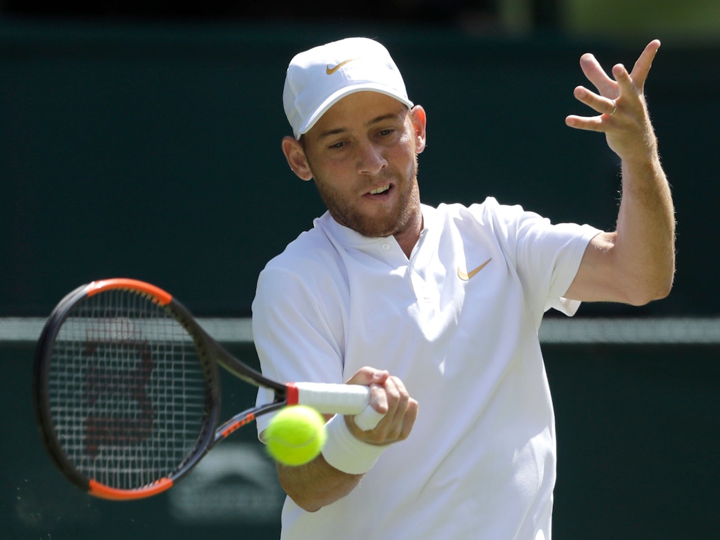 Dudi Sela schlägt im Tennis-Match gegen Rafael Nadal den Ball