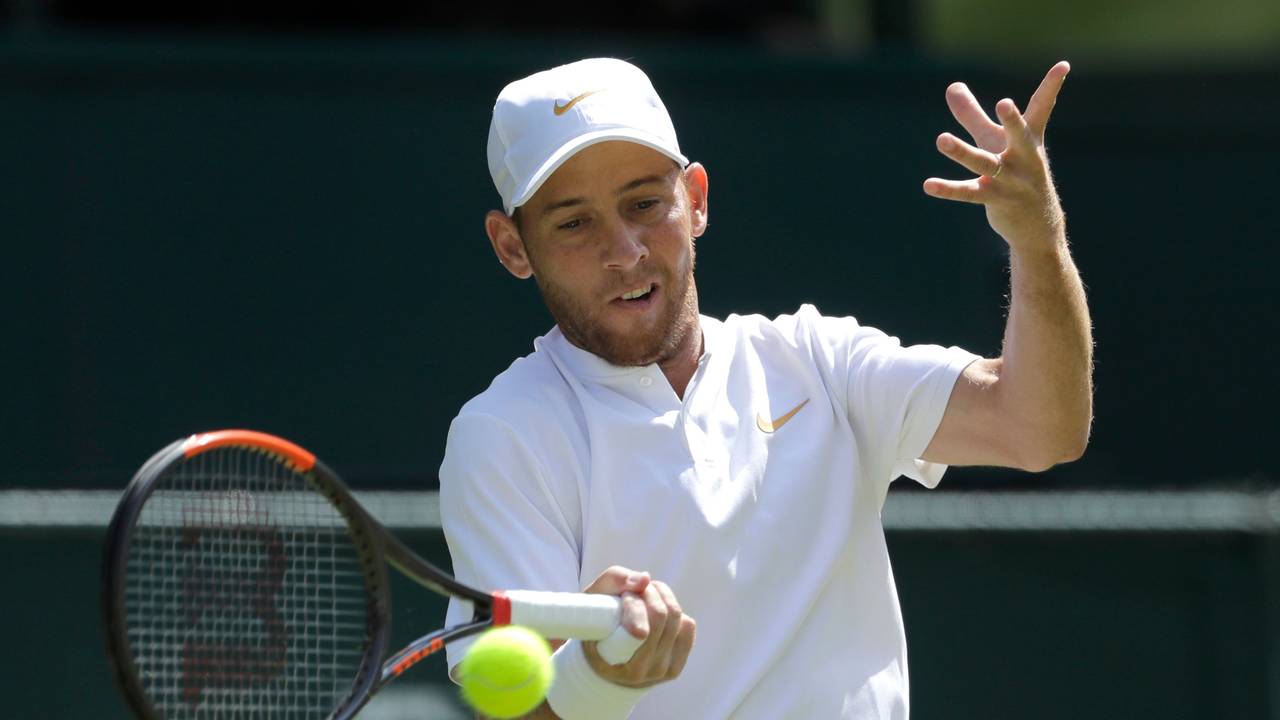 Dudi Sela schlägt im Tennis-Match gegen Rafael Nadal den Ball