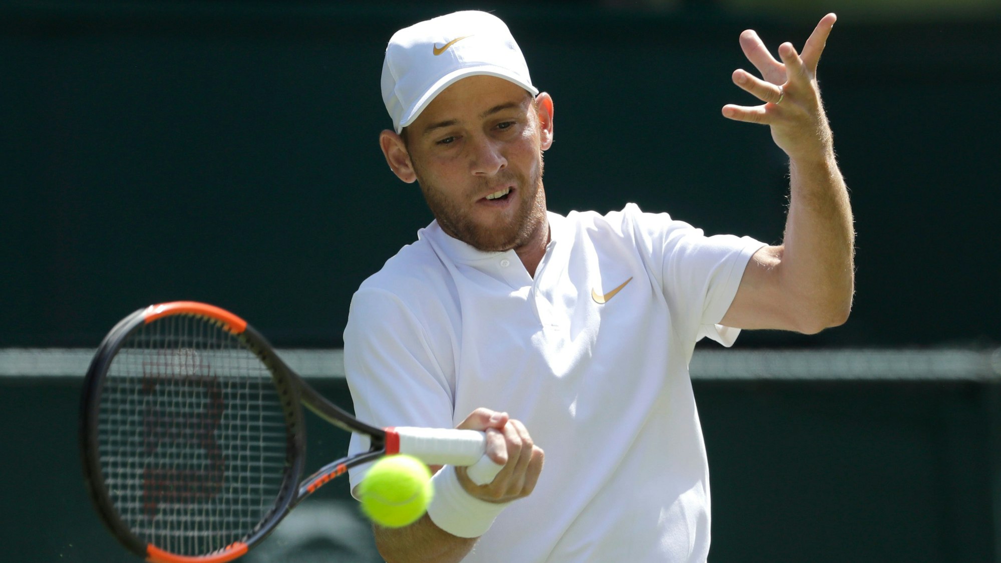 Dudi Sela schlägt im Tennis-Match gegen Rafael Nadal den Ball