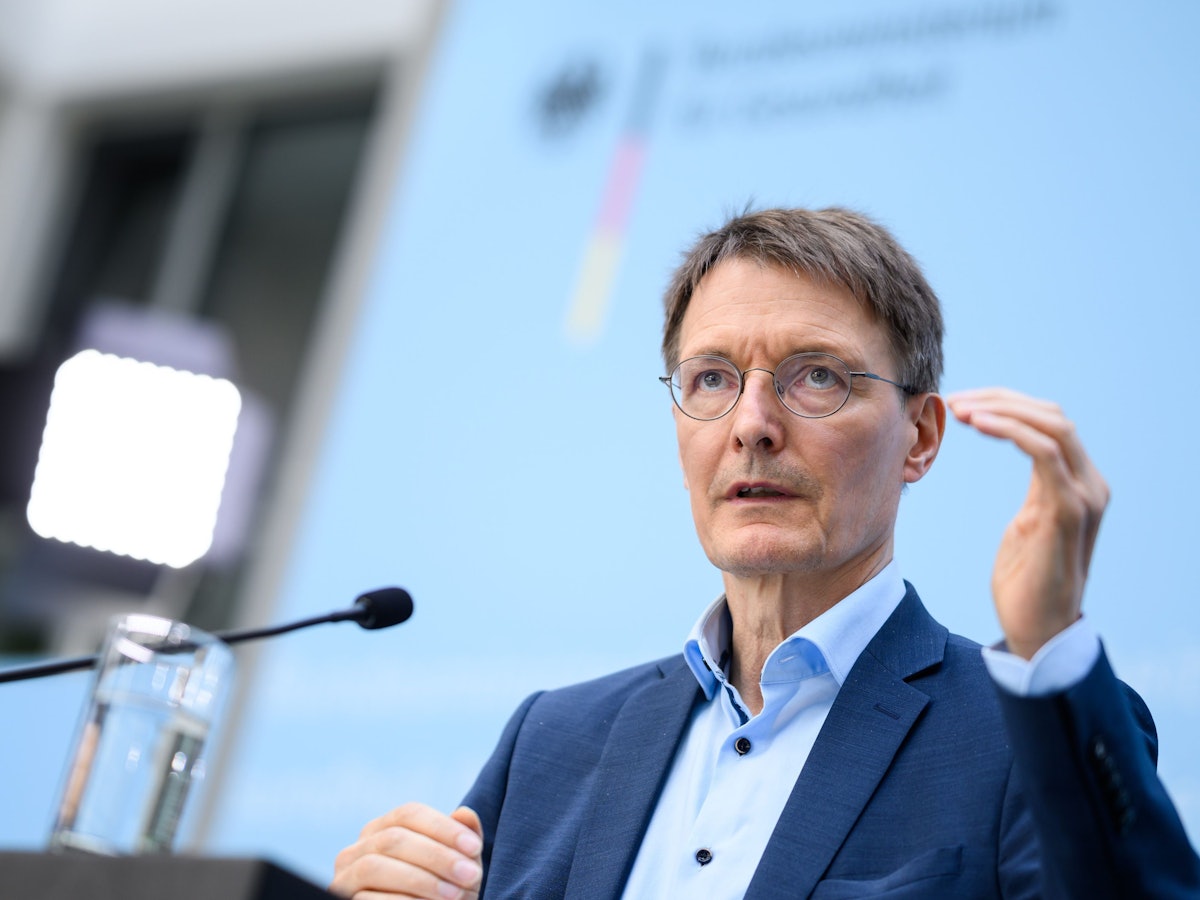 Karl Lauterbach (SPD), Bundesminister für Gesundheit, äußert sich bei einer Pressekonferenz in seinem Ministerium zur Impfstrategie für den Herbst