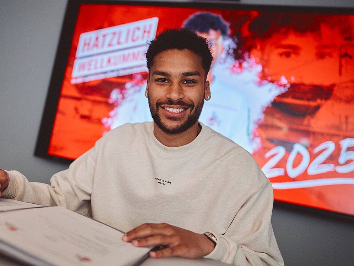 Linton Maina bei der Vertragsunterschrift beim 1. FC Köln.