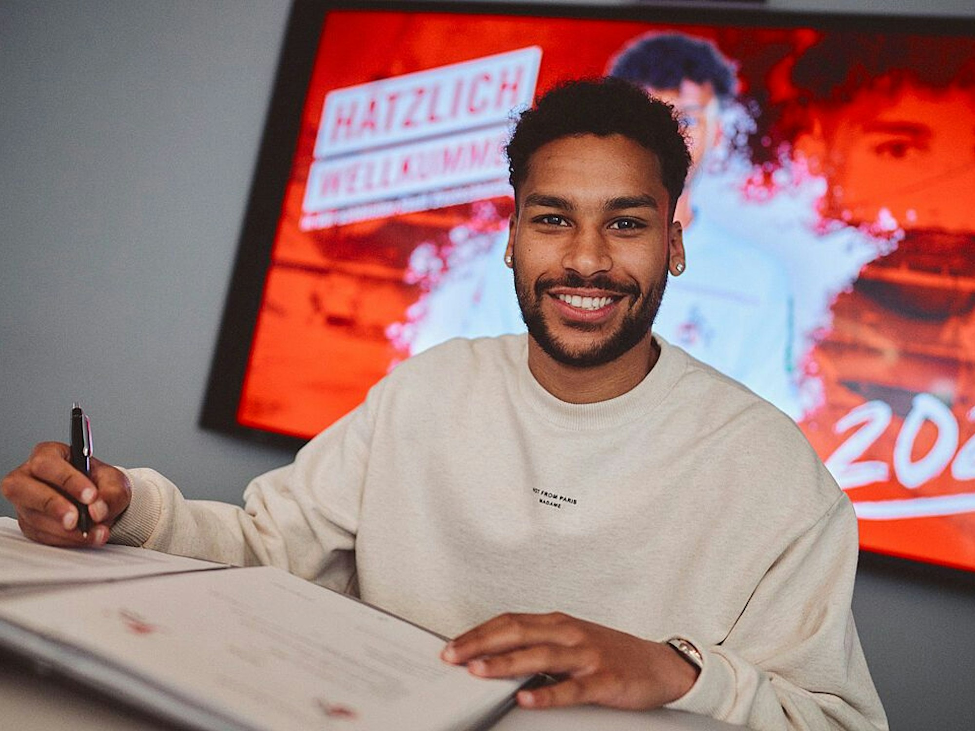 Linton Maina bei der Vertragsunterschrift beim 1. FC Köln.