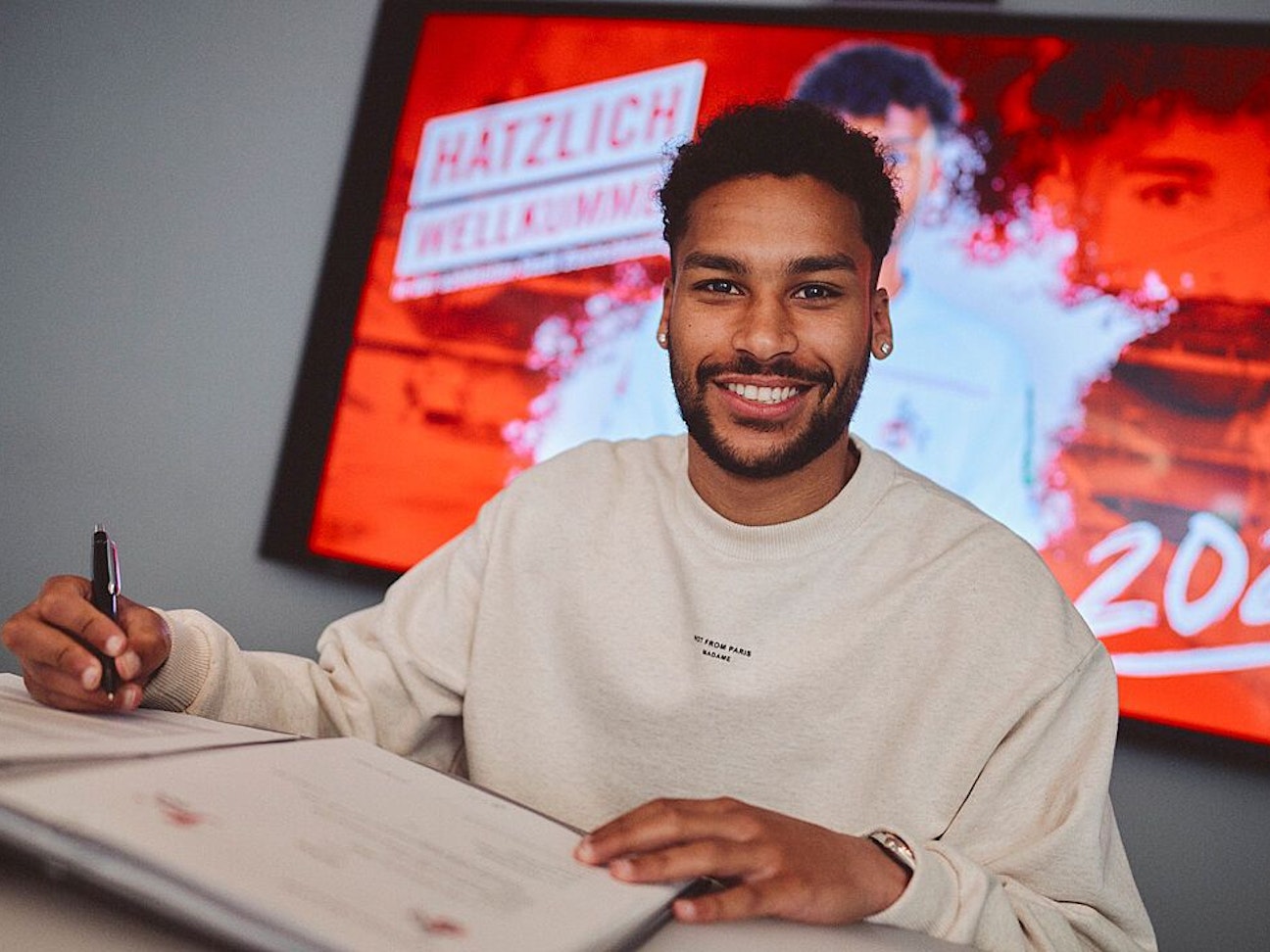 Linton Maina bei der Vertragsunterschrift beim 1. FC Köln.