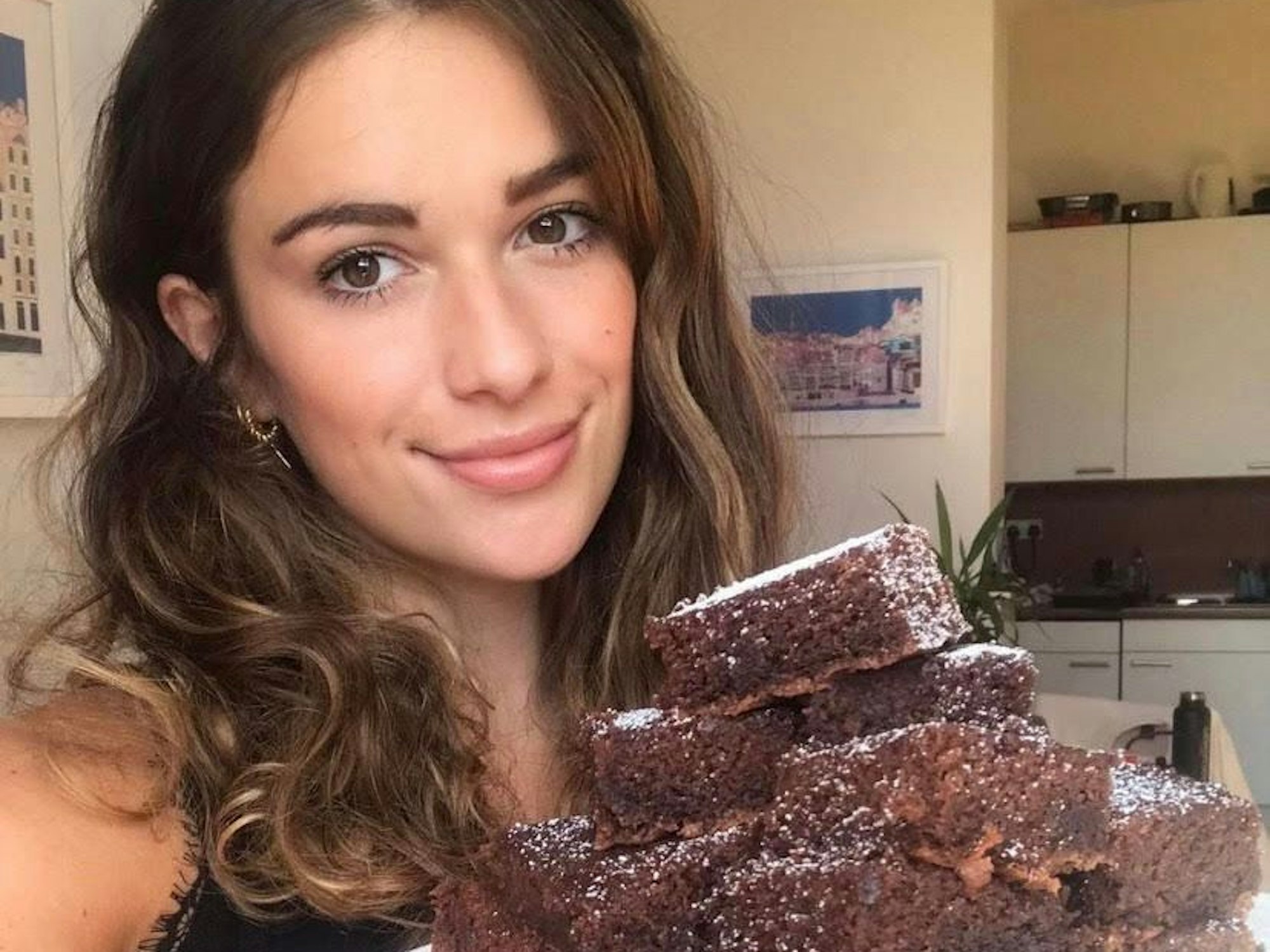 Franciska Acs (26) aus NRW mit einem Teller Brownies.
