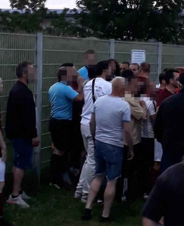 Fußballspieler attackieren Schiedsrichter bei einem Kreispokalspiel.