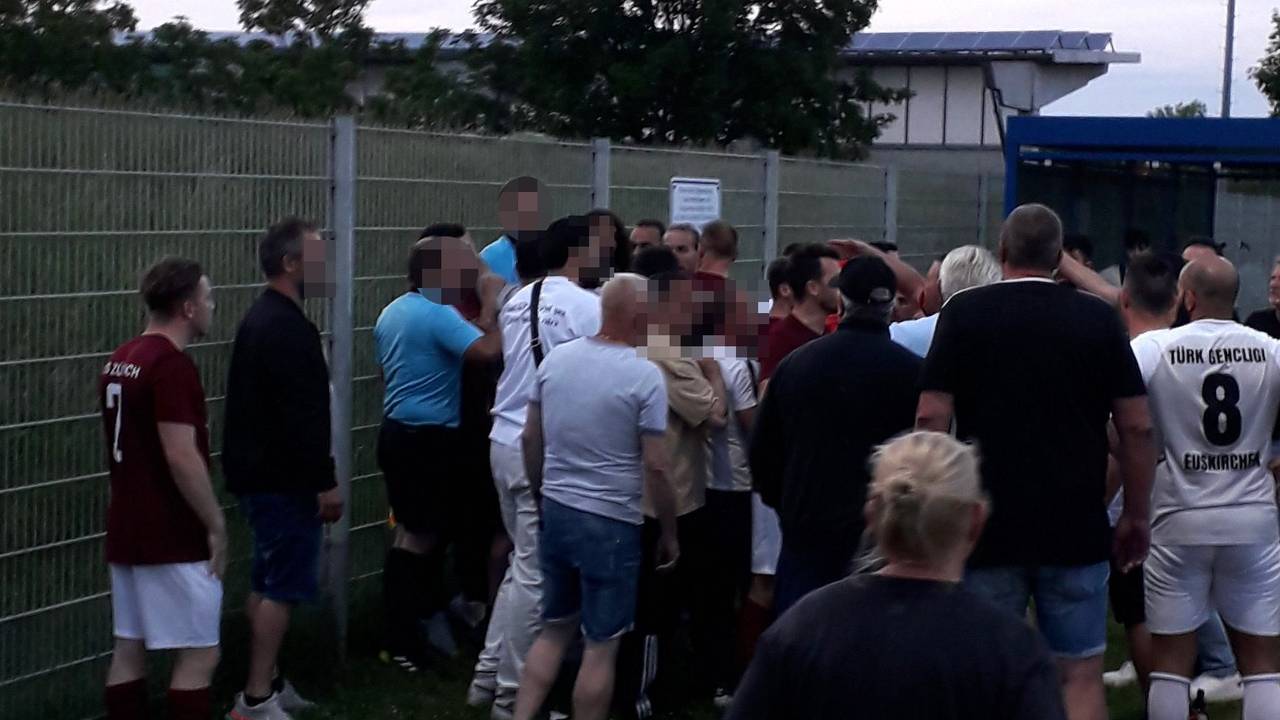 Fußballspieler attackieren Schiedsrichter bei einem Kreispokalspiel.