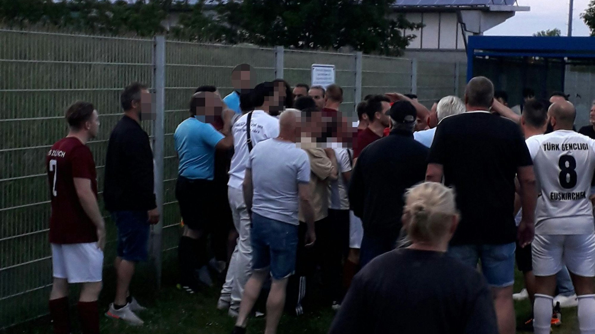 Fußballspieler attackieren Schiedsrichter bei einem Kreispokalspiel.