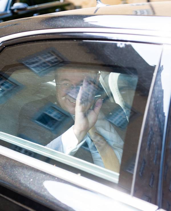 Armin Laschet (CDU), NRW-Ministerpräsident, winkt aus seinem Dienstwagen "Audi A8 L Security" nach der Verleihung der Landesverdienstordens von Nordrhein-Westfalen im Schloss Dyck.
