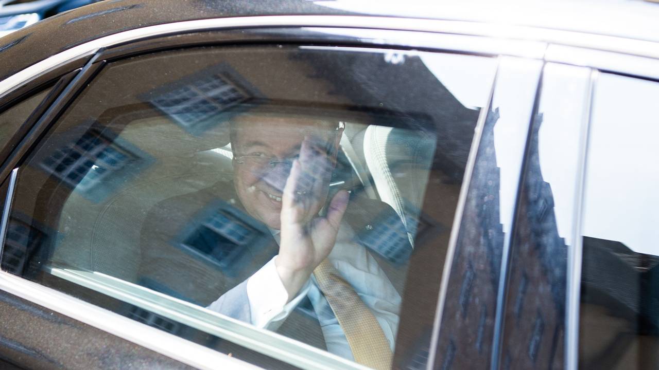 Armin Laschet (CDU), NRW-Ministerpräsident, winkt aus seinem Dienstwagen "Audi A8 L Security" nach der Verleihung der Landesverdienstordens von Nordrhein-Westfalen im Schloss Dyck.