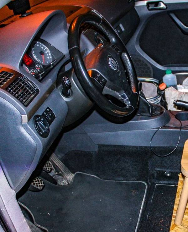 Ein Holzsschemel als Fahrersitz in einem Auto