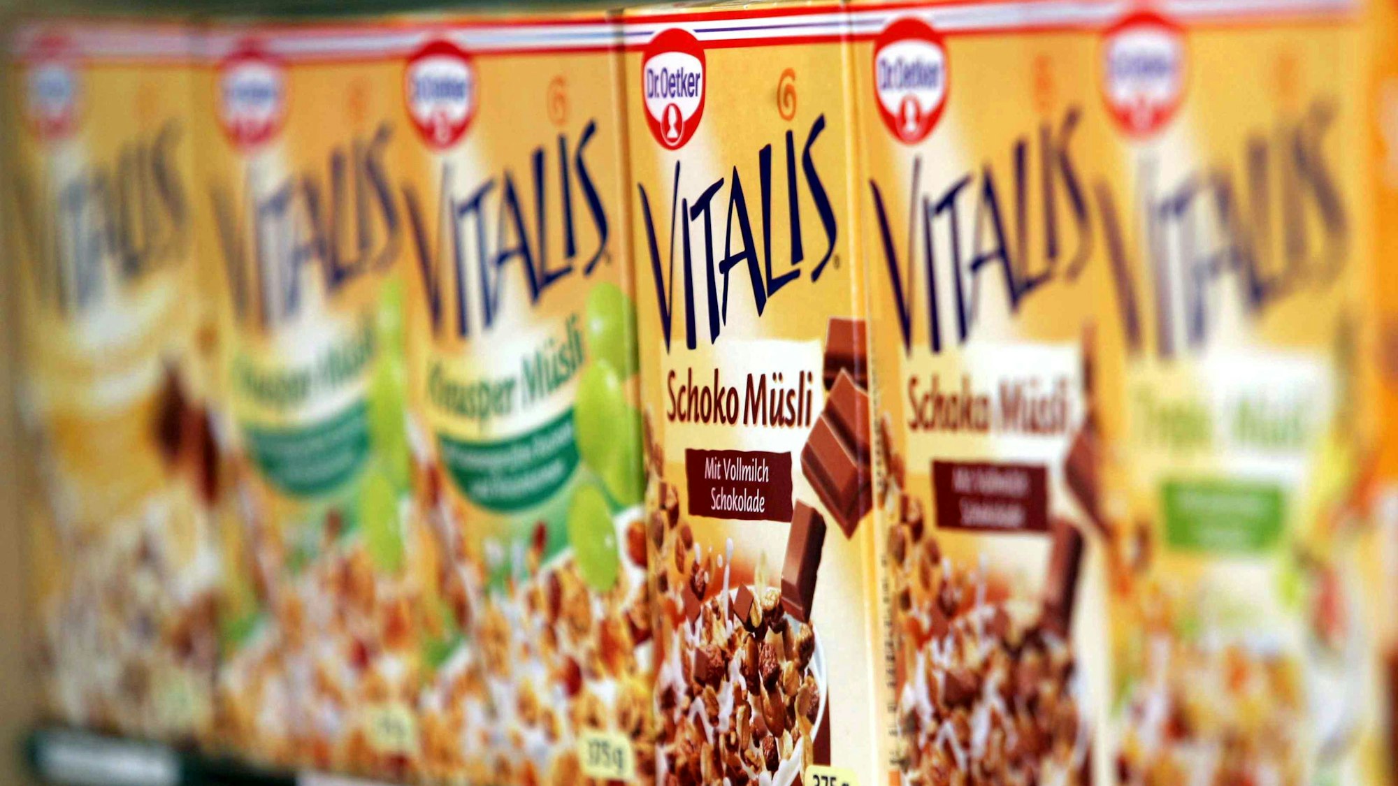 Im Streit mit Verbraucherschützern über Nährwertangaben hat Dr. Oetker vor Gericht eine Niederlage erlitten. Es ging um die Verpackung eines Müslis. Unser Archivfoto zeigt mehrere Produkte des Herstellers in einem Regal.