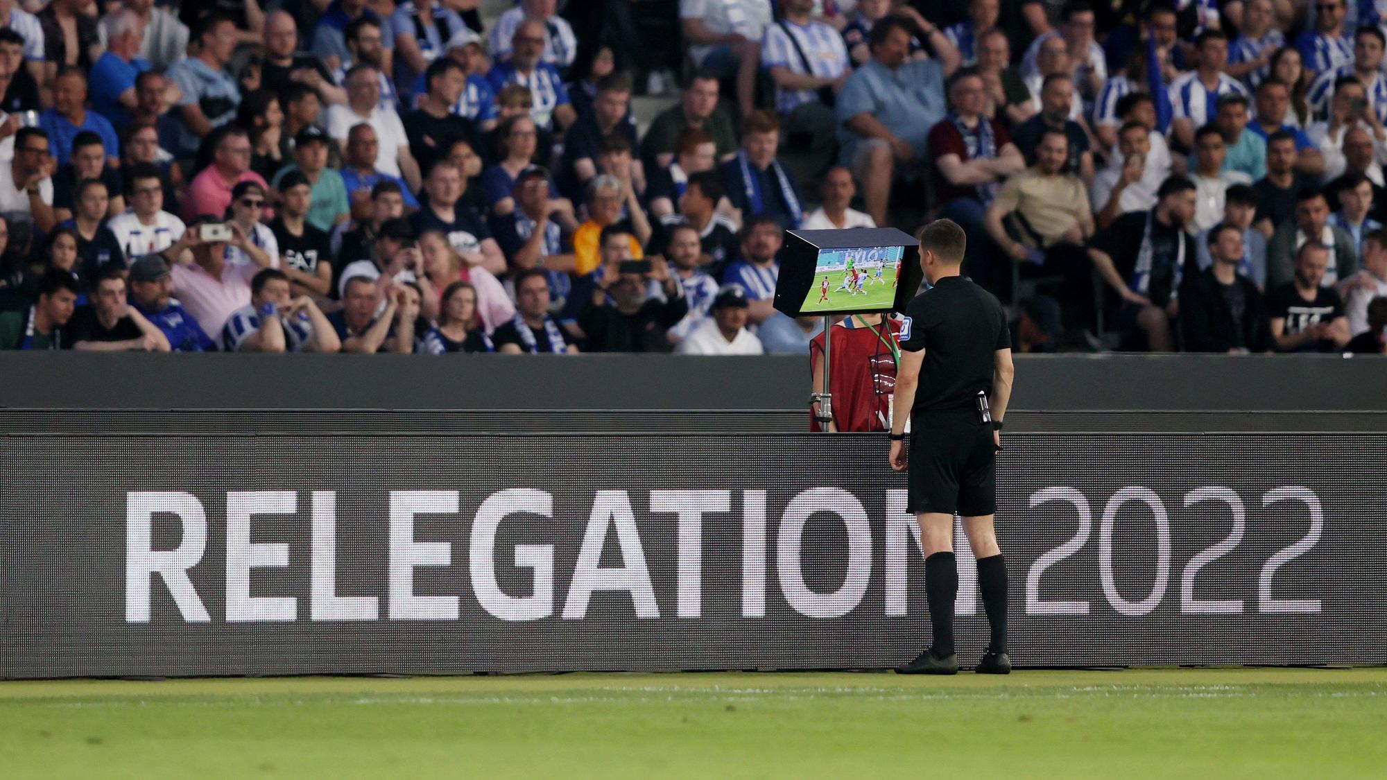 Schiri Harm Osmers schaut sich im Relegations-Hinspiel eine mögliche Elfmeter-Szene für den Hamburger SV bei Hertha BSC an.