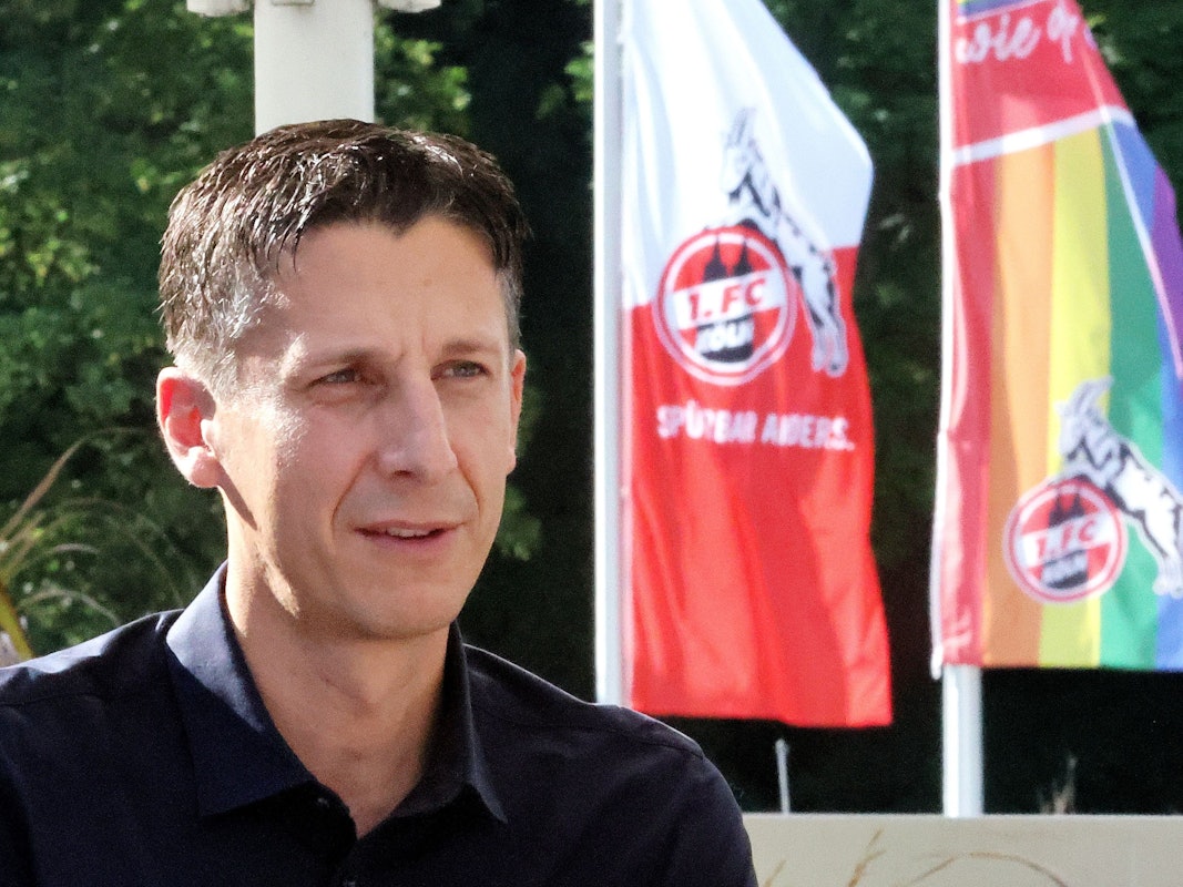 Christian Keller beim Interview am Geißbockheim.