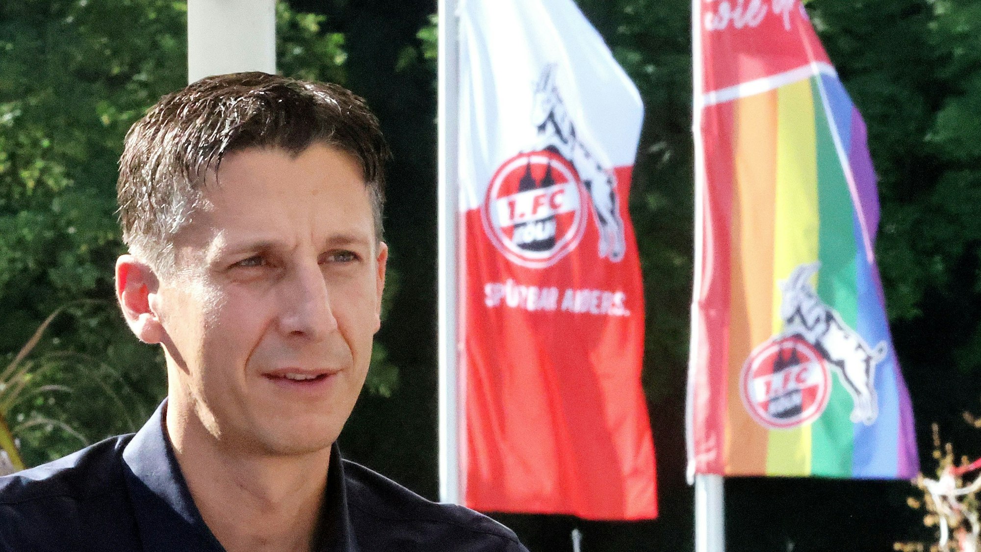 Christian Keller beim Interview am Geißbockheim.