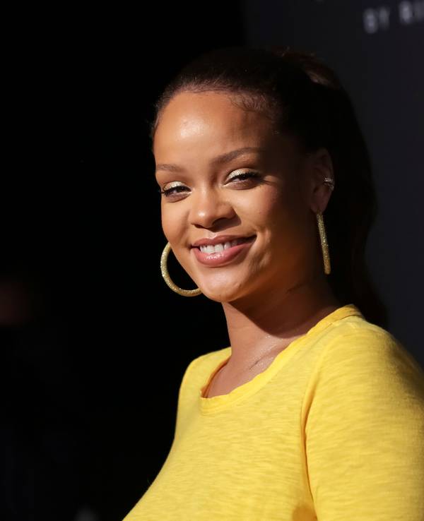 Popstar Rihanna lächelt in die Kamera