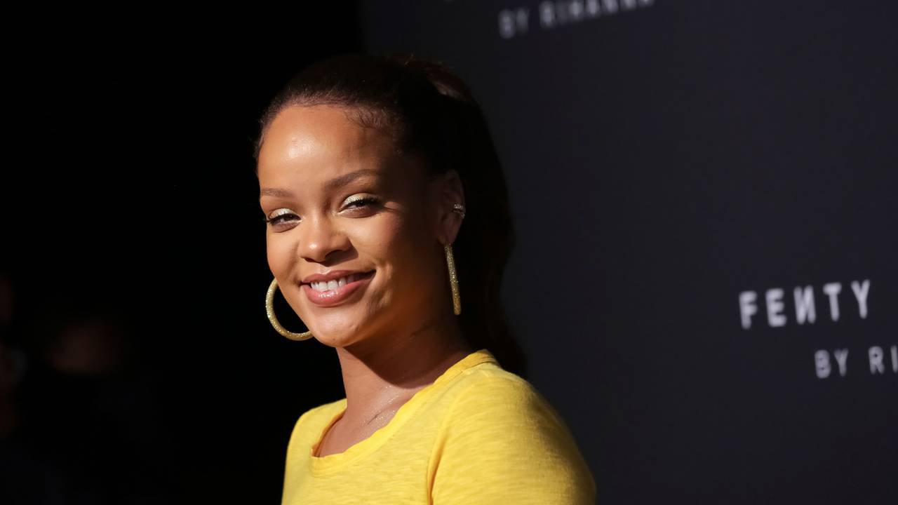 Popstar Rihanna lächelt in die Kamera