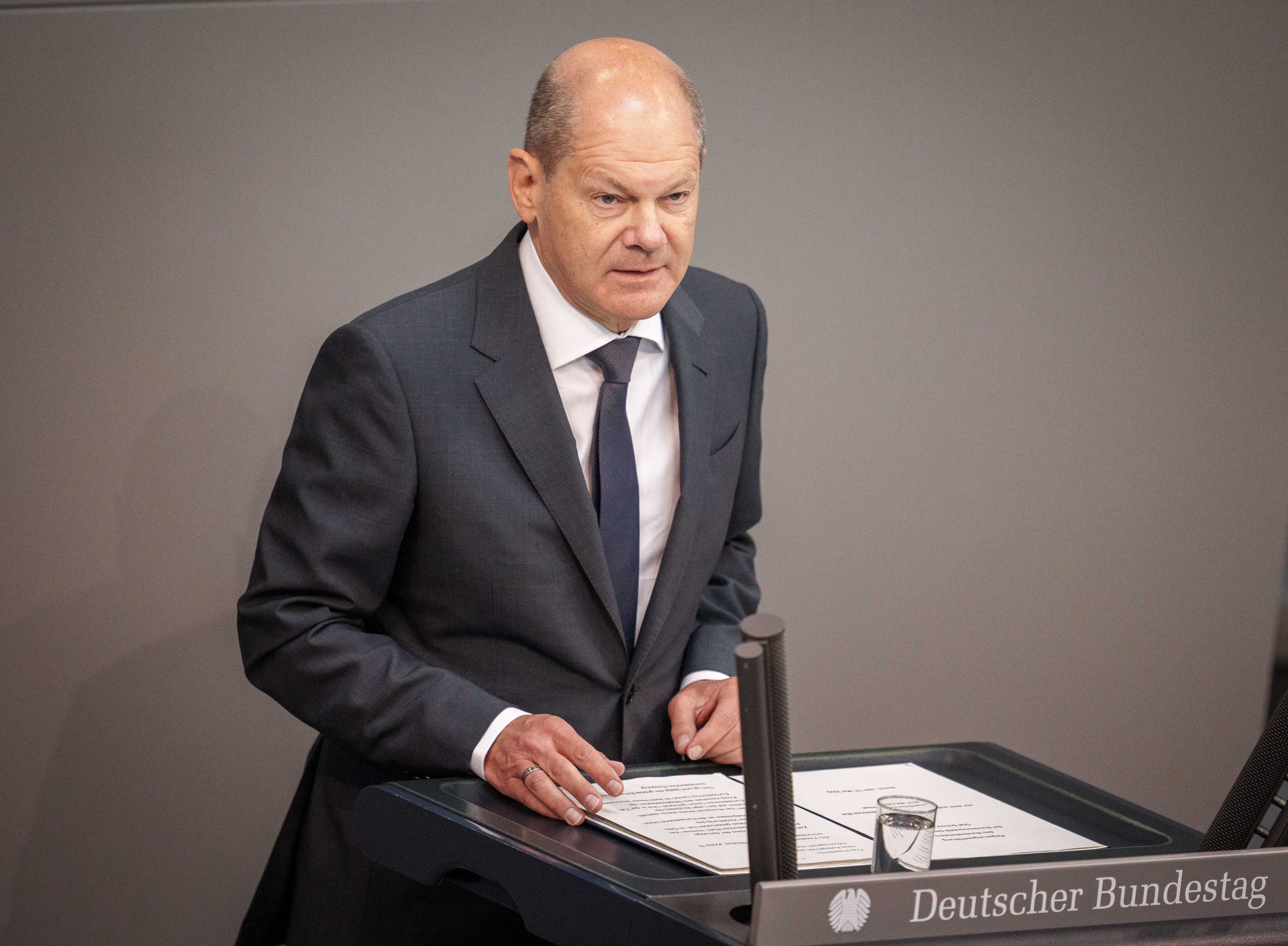 Bundeskanzler Olaf Scholz (SPD) wird nach seiner Regierungserklärung im Bundestag am 19. Mai heftig von CDU-Chef Friedrich Merz angegangen.