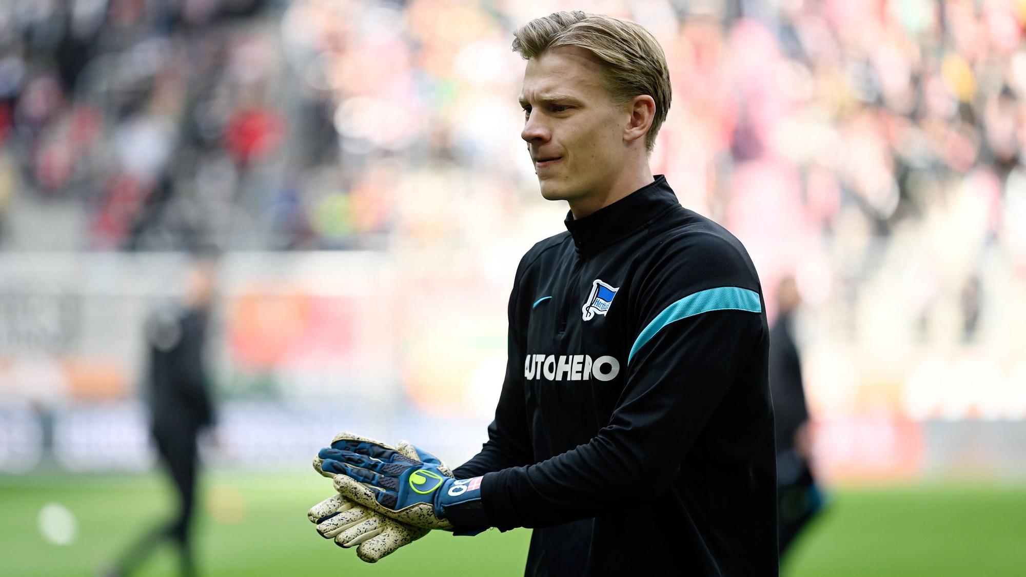 Oliver Christensen beim Aufwärmprogramm vor dem Hertha-Spiel am 30. Bundesliga-Spieltag beim FC Augsburg.