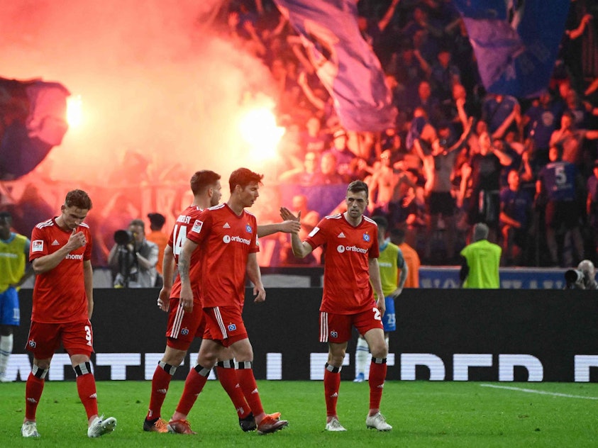 Der Hamburger SV jubelt vor seinem zu Tausenden mitgereisten Anhang über die Führung im Relegations-Hinspiel bei Hertha BSC.