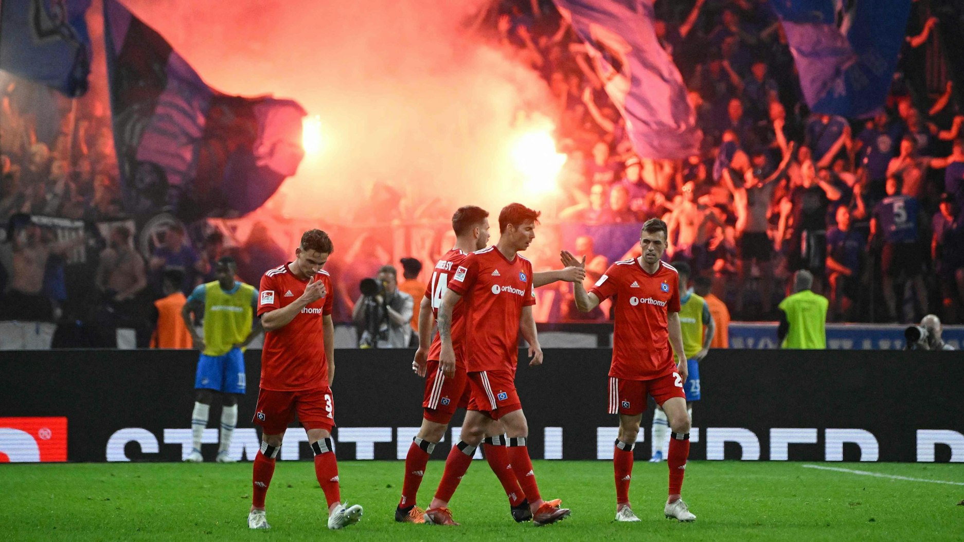 Der Hamburger SV jubelt vor seinem zu Tausenden mitgereisten Anhang über die Führung im Relegations-Hinspiel bei Hertha BSC.