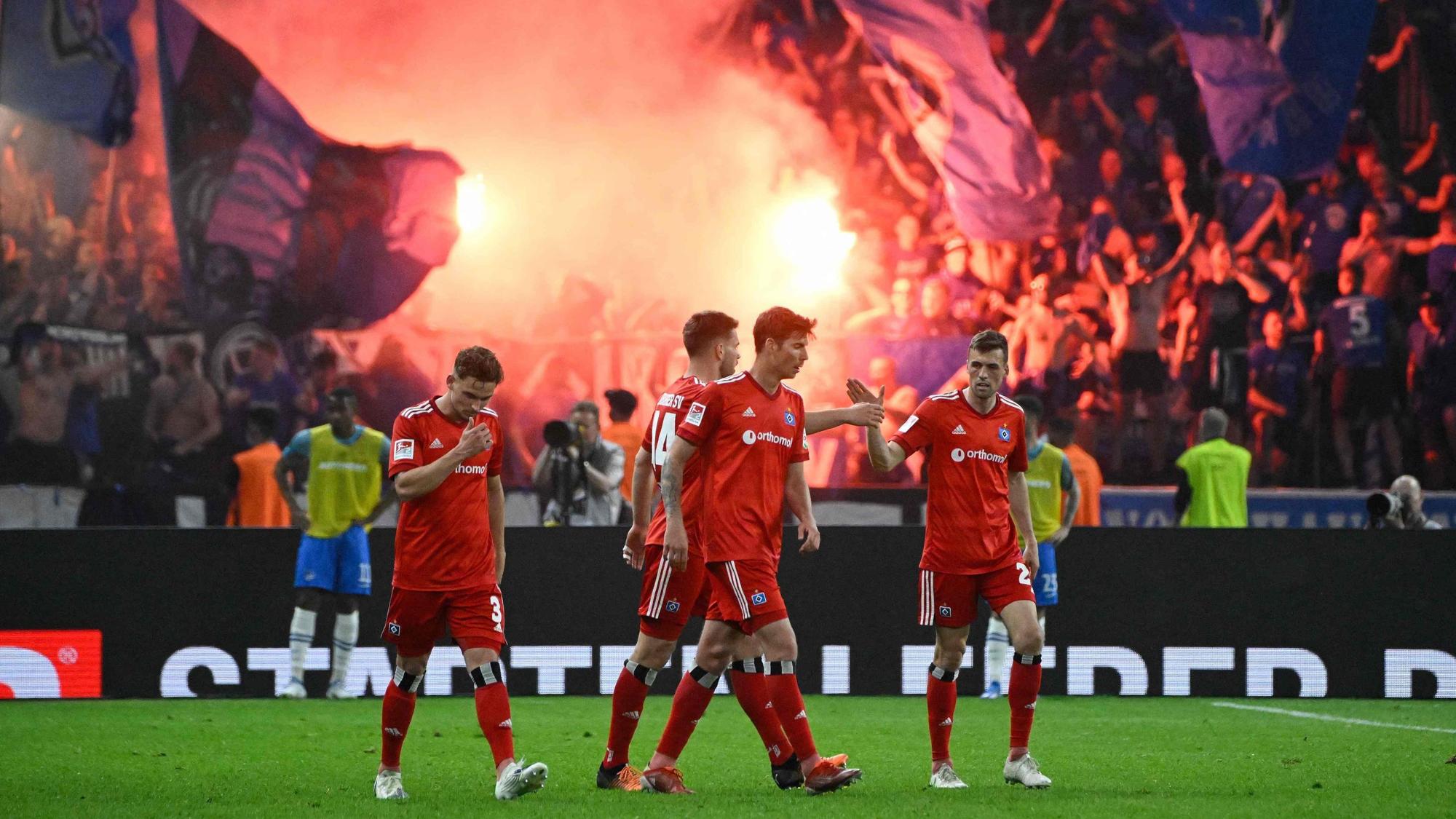 Der Hamburger SV jubelt vor seinem zu Tausenden mitgereisten Anhang über die Führung im Relegations-Hinspiel bei Hertha BSC.
