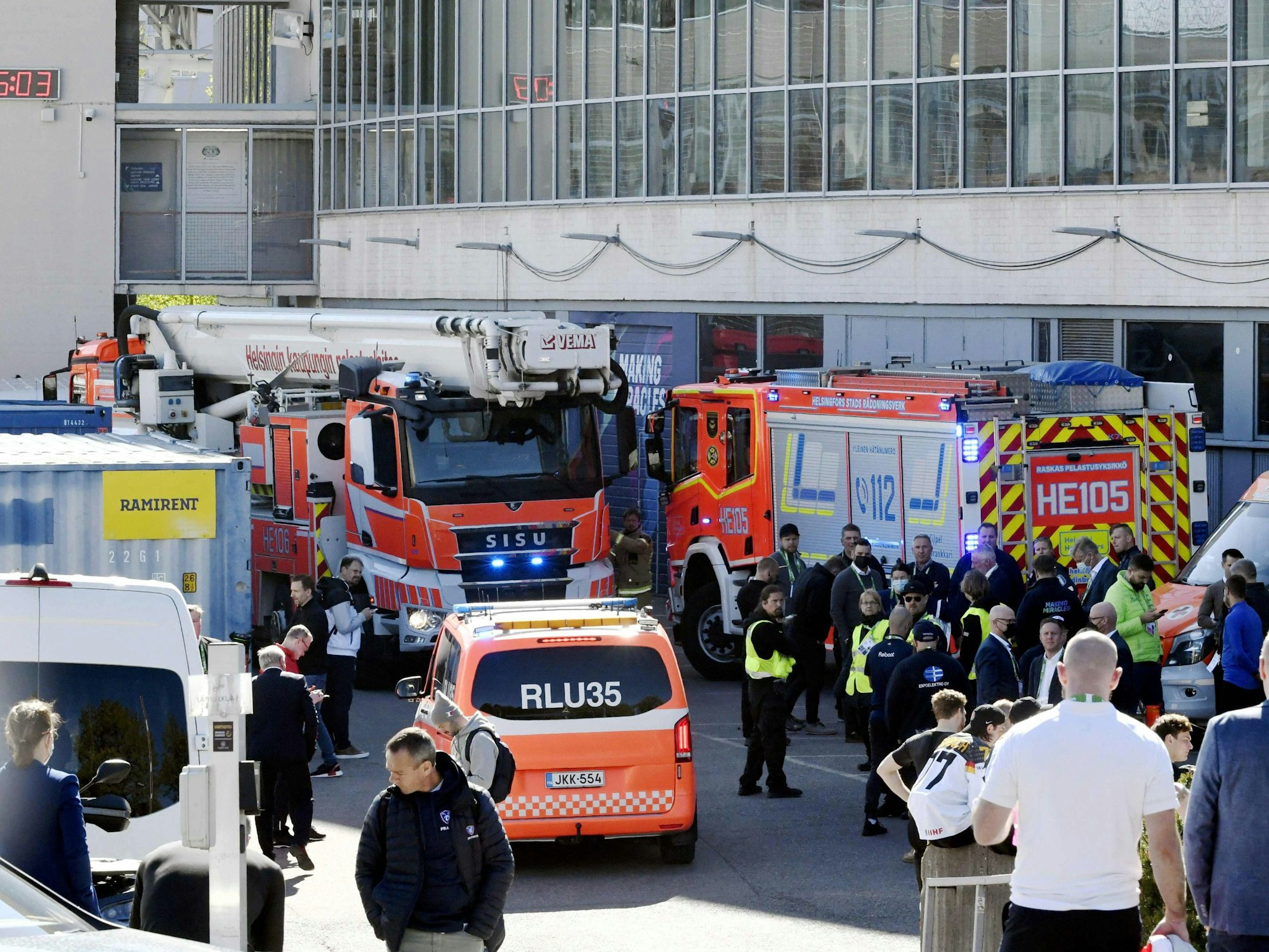 Feuerwehrwagen vor der geräumten Eishockey-Halle in Helsinki.