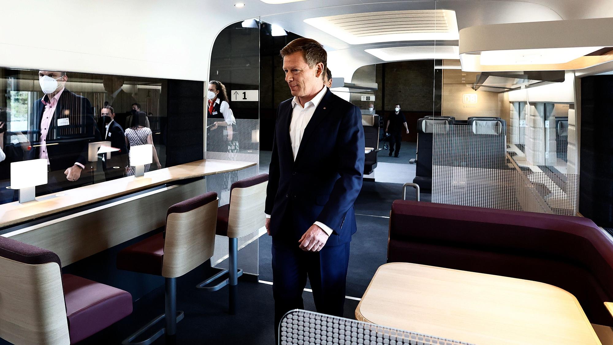 Richard Lutz, Vorstandsvorsitzender der Deutschen Bahn, geht am Mittwoch (18. Mai) bei der Präsentation des neuen Designs im ICE durch ein Modell.