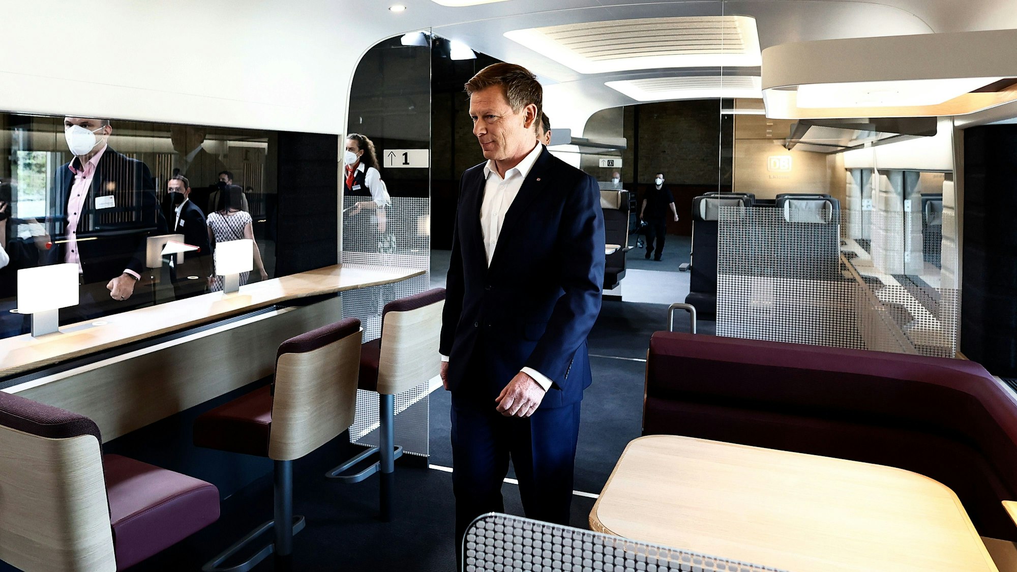 Richard Lutz, Vorstandsvorsitzender der Deutschen Bahn, geht am Mittwoch (18. Mai) bei der Präsentation des neuen Designs im ICE durch ein Modell.