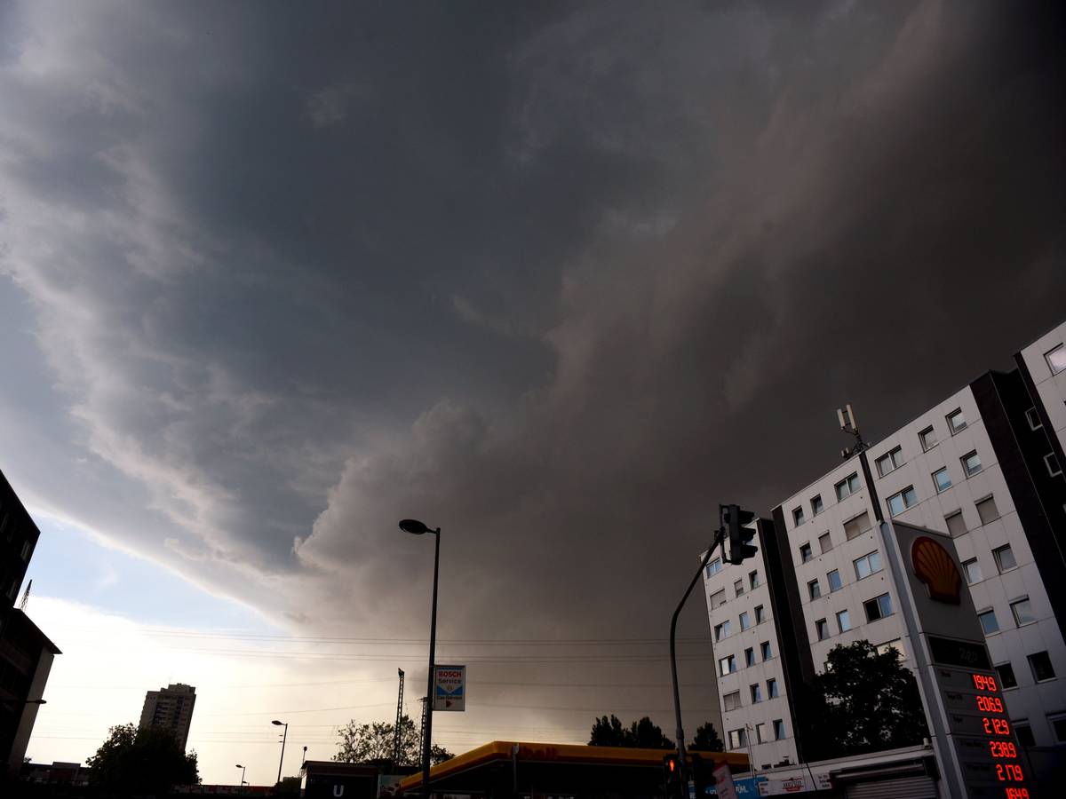 Dichte Wolken über der Kölner Südstadt: Ein heftiges Unwetter ist am Donnerstag über Köln hinweggezogen.