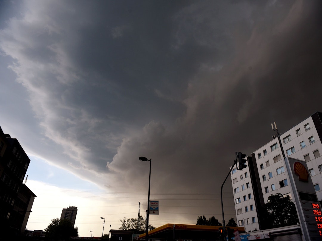 Dichte Wolken über der Kölner Südstadt: Ein heftiges Unwetter ist am Donnerstag über Köln hinweggezogen.