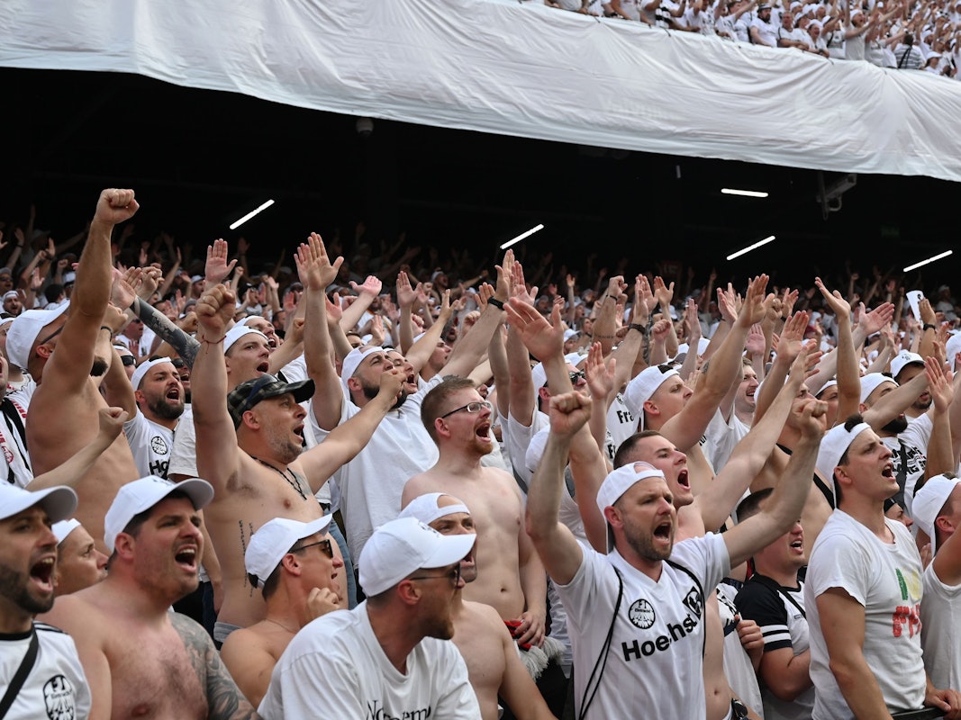 Fans von Eintracht Frankfurt am Mittwoch (18. Mai 2022) beim Finale der Europa League in Sevilla. Geschlossene Verpflegungsstände im Stadion sorgten für großen Unmut.