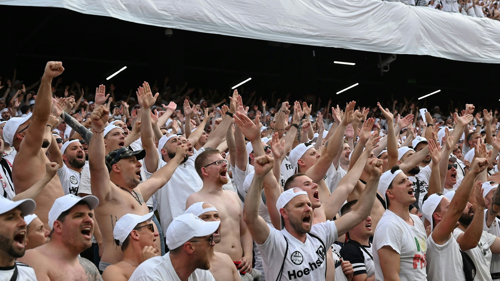 Fans von Eintracht Frankfurt am Mittwoch (18. Mai 2022) beim Finale der Europa League in Sevilla. Geschlossene Verpflegungsstände im Stadion sorgten für großen Unmut.
