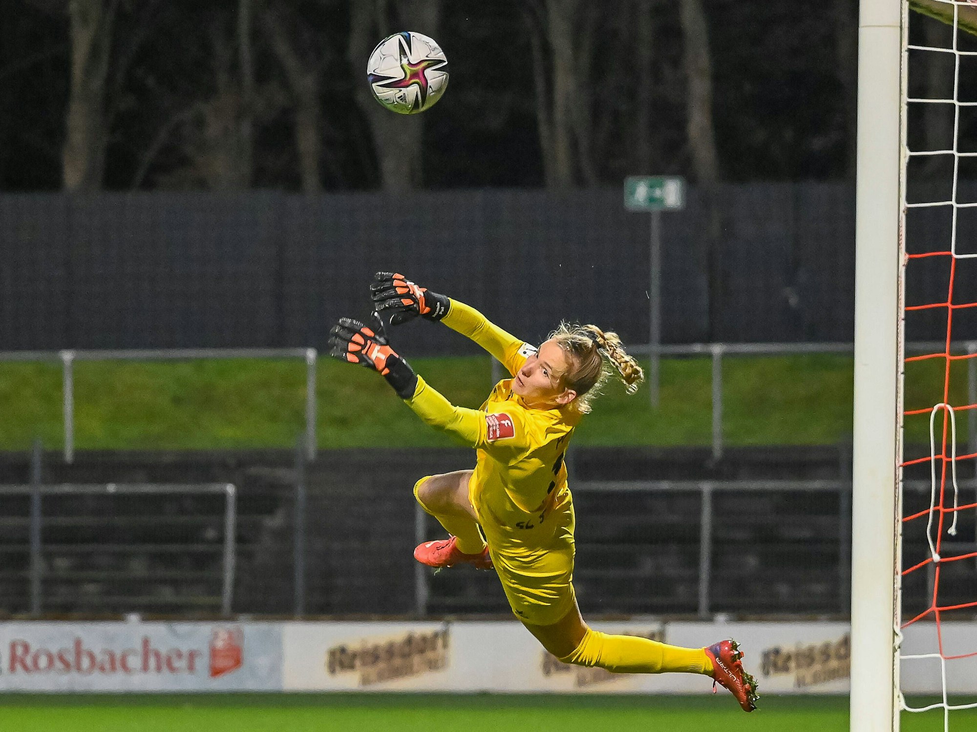 Jasmin Pal hechtet nach einem Ball.