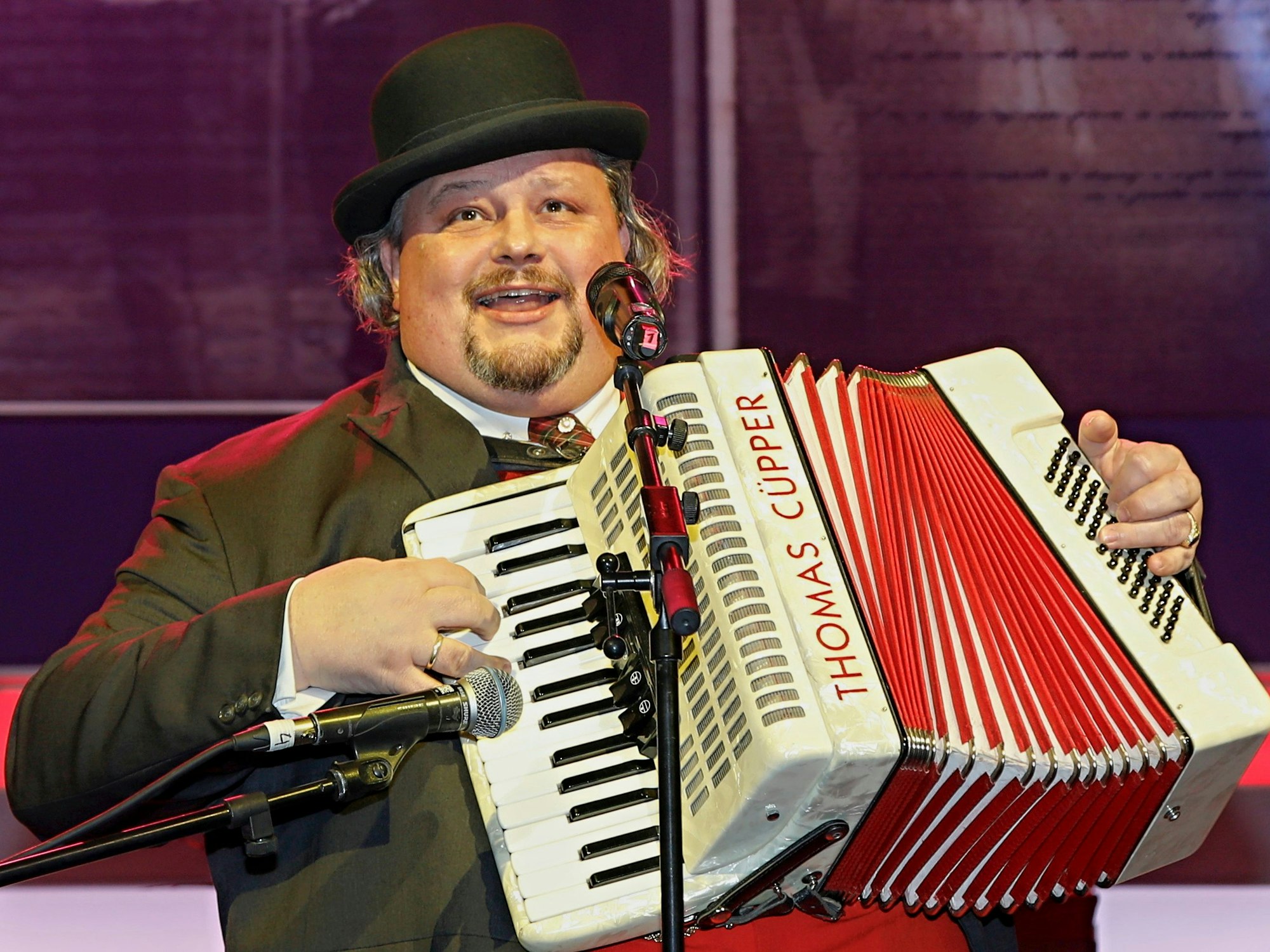 Thomas Cüpper alias Et Klimpermännchen auf der Bühne.