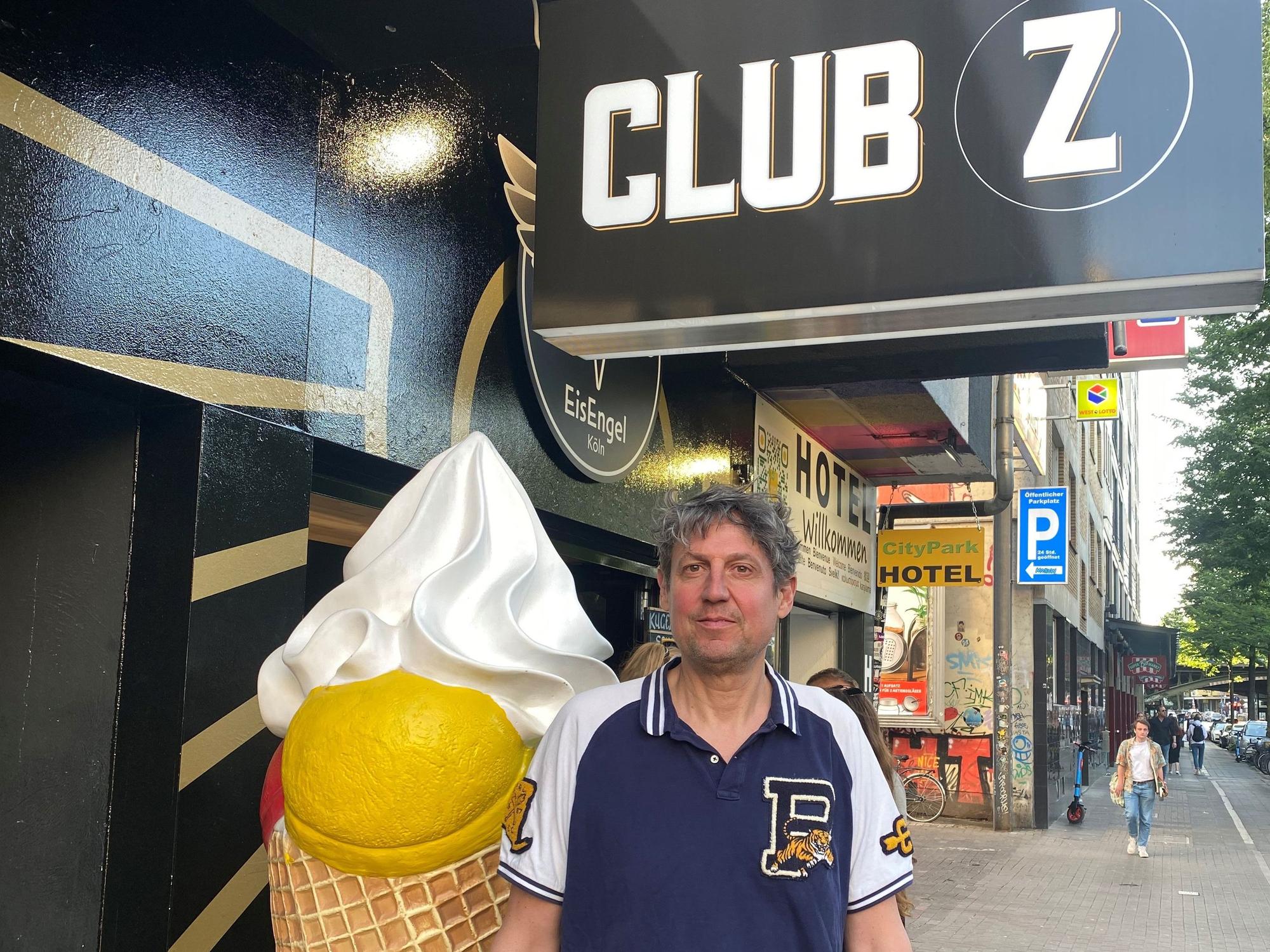 Der Kölner Gastronom Marco Zimmermann steht vor dem Club Z an der Venloer Straße in Köln.