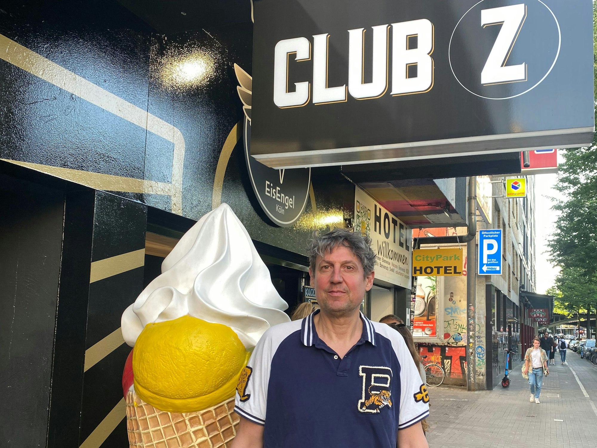 Der Kölner Gastronom Marco Zimmermann steht vor dem Club Z an der Venloer Straße in Köln.