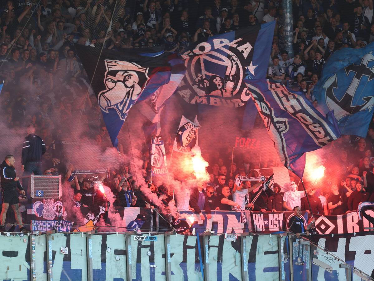 Hertha BSC hat die Fans des Hamburger SV vor dem Relegations-Hinspiel am Donnerstagabend (19. Mai 2022) gewarnt. Das Symbolfoto zeigt Hamburger-Fans beim Spiel gegen Rostock am 15. Mai 2022.