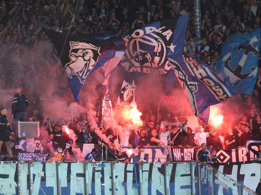 Hertha BSC hat die Fans des Hamburger SV vor dem Relegations-Hinspiel am Donnerstagabend (19. Mai 2022) gewarnt. Das Symbolfoto zeigt Hamburger-Fans beim Spiel gegen Rostock am 15. Mai 2022.