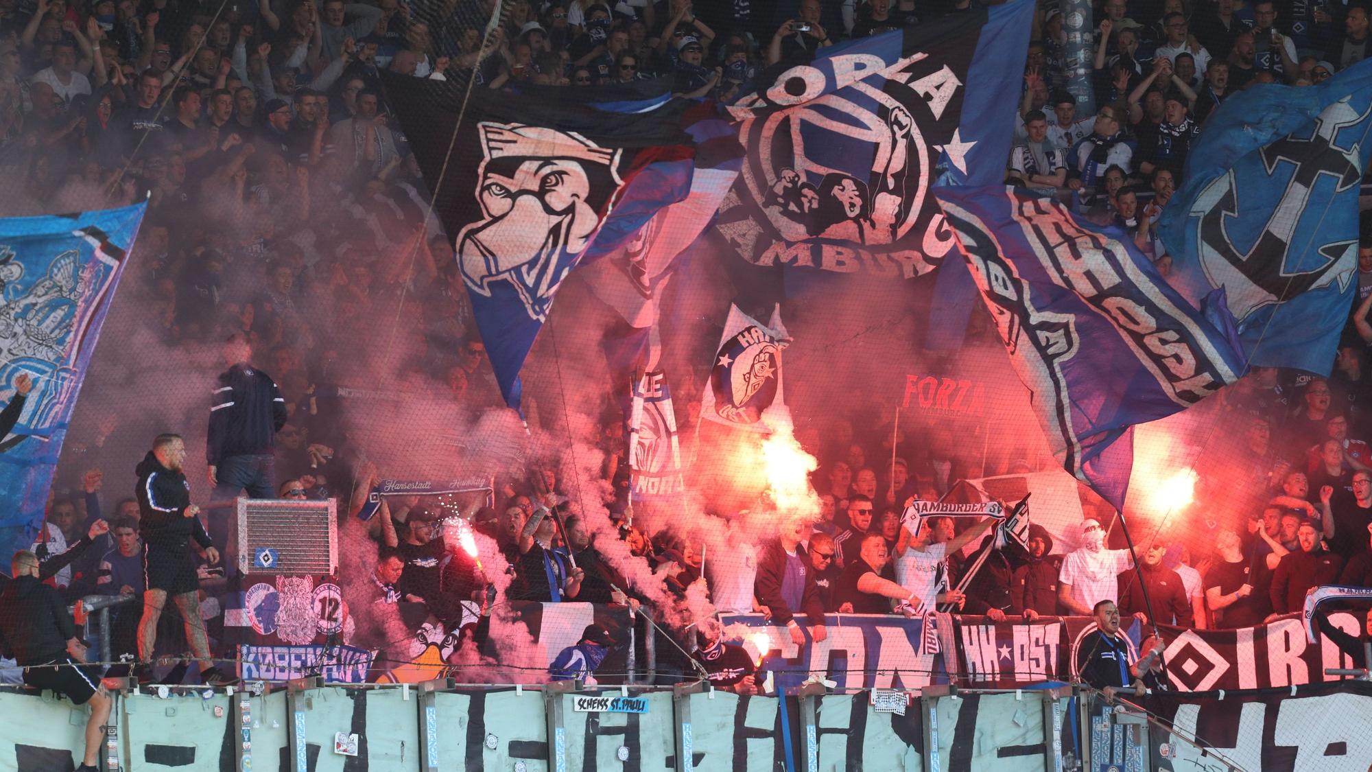 Hertha BSC hat die Fans des Hamburger SV vor dem Relegations-Hinspiel am Donnerstagabend (19. Mai 2022) gewarnt. Das Symbolfoto zeigt Hamburger-Fans beim Spiel gegen Rostock am 15. Mai 2022.