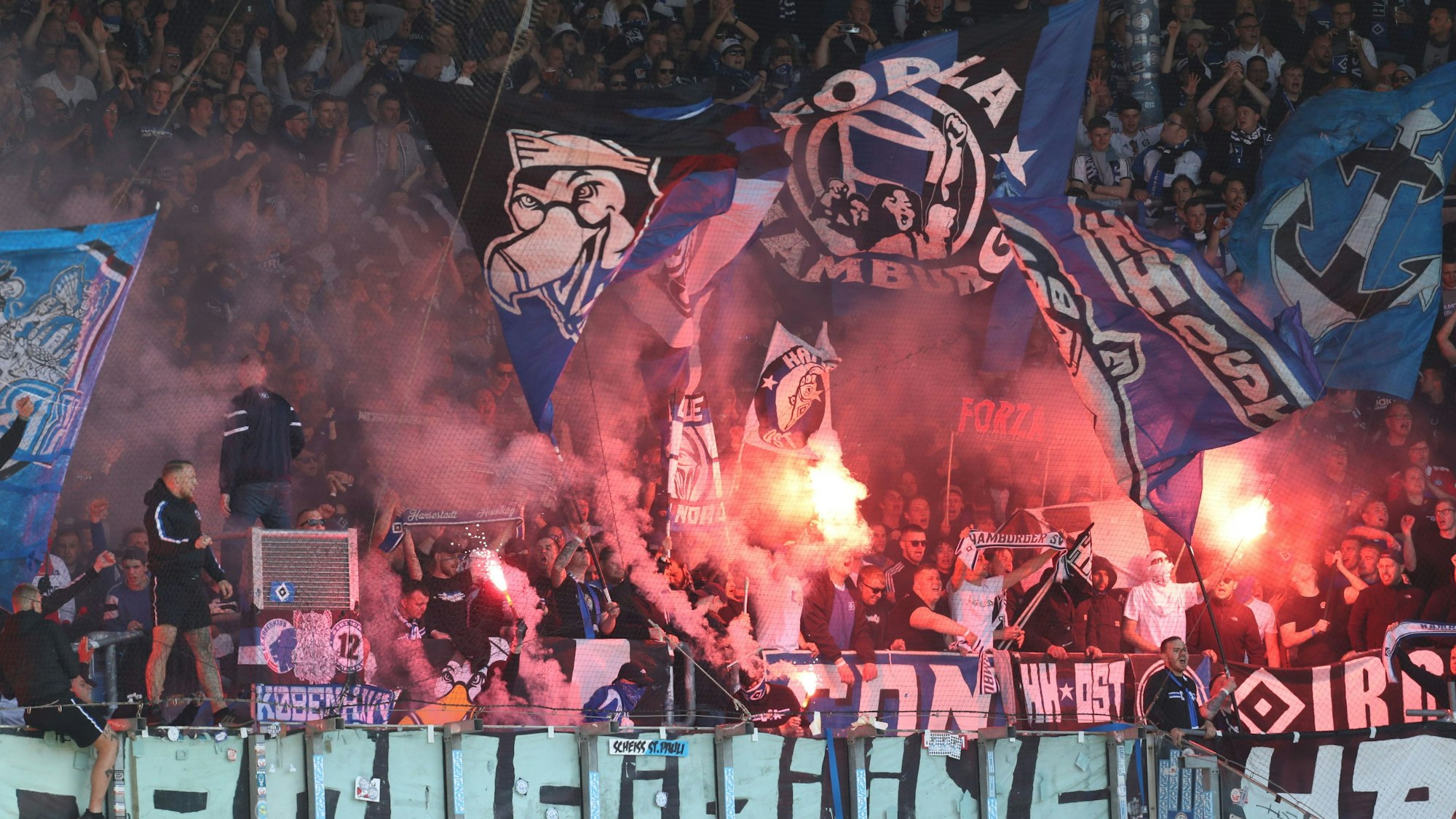 Hertha BSC hat die Fans des Hamburger SV vor dem Relegations-Hinspiel am Donnerstagabend (19. Mai 2022) gewarnt. Das Symbolfoto zeigt Hamburger-Fans beim Spiel gegen Rostock am 15. Mai 2022.