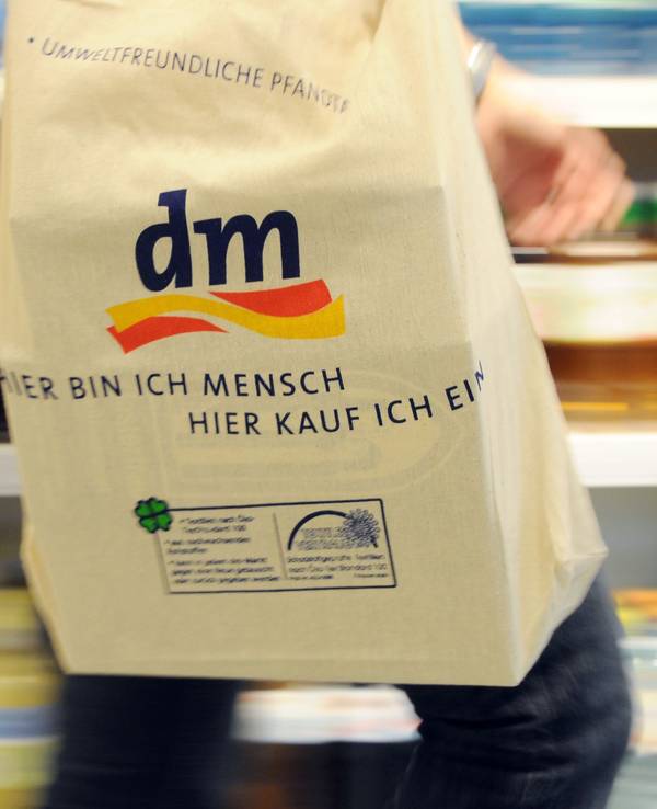 Unter anderem gegen dm wurden schwere Vorwürfe vorgebracht. Unser Symbolfoto zeigt eine Einkaufstasche in einer dm-Filiale.