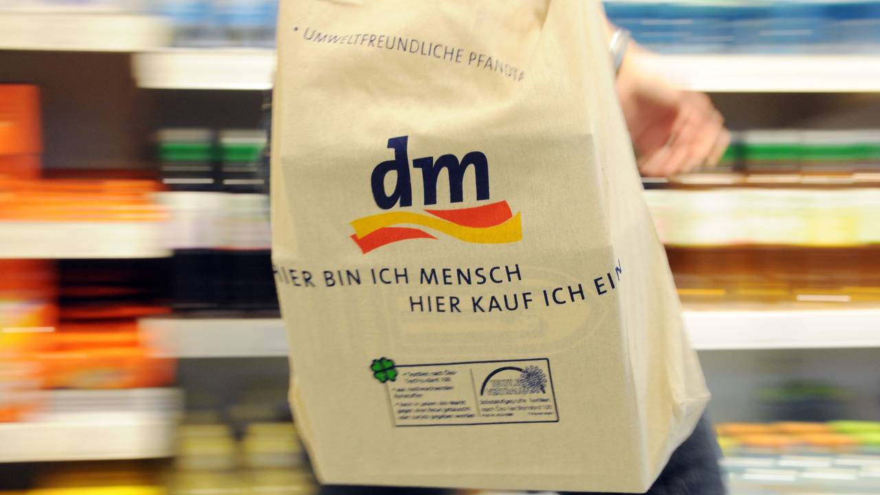 Unter anderem gegen dm wurden schwere Vorwürfe vorgebracht. Unser Symbolfoto zeigt eine Einkaufstasche in einer dm-Filiale.