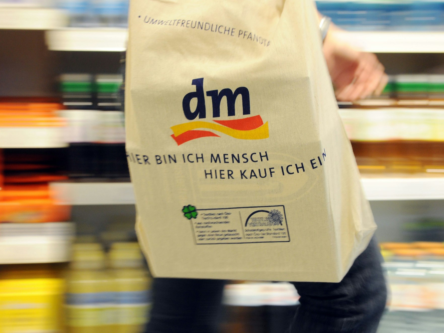Unter anderem gegen dm wurden schwere Vorwürfe vorgebracht. Unser Symbolfoto zeigt eine Einkaufstasche in einer dm-Filiale.