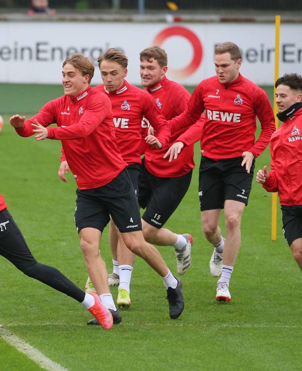 Benno Schmitz und Kollegen haben Spaß beim FC-Training.