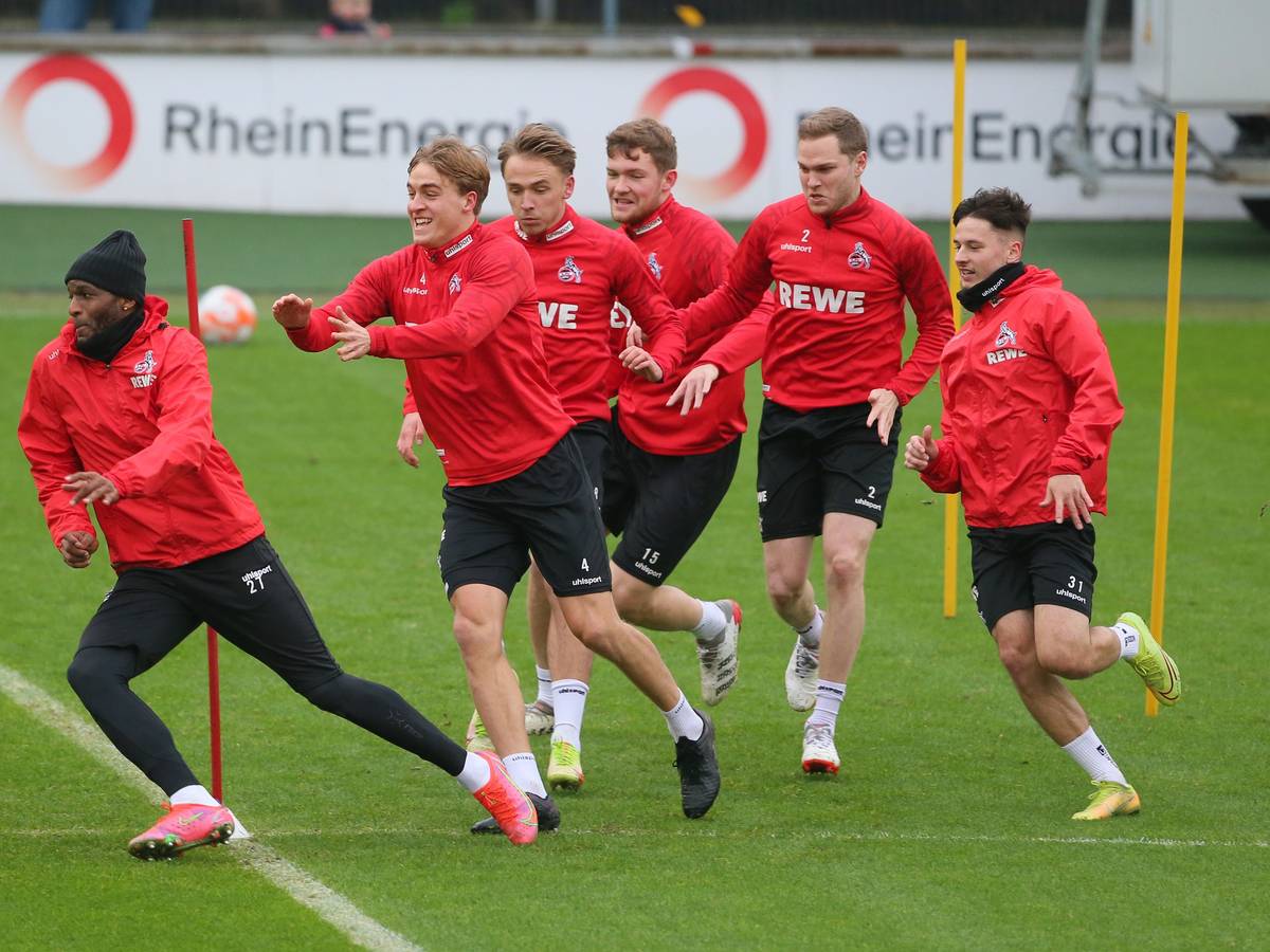Benno Schmitz und Kollegen haben Spaß beim FC-Training.