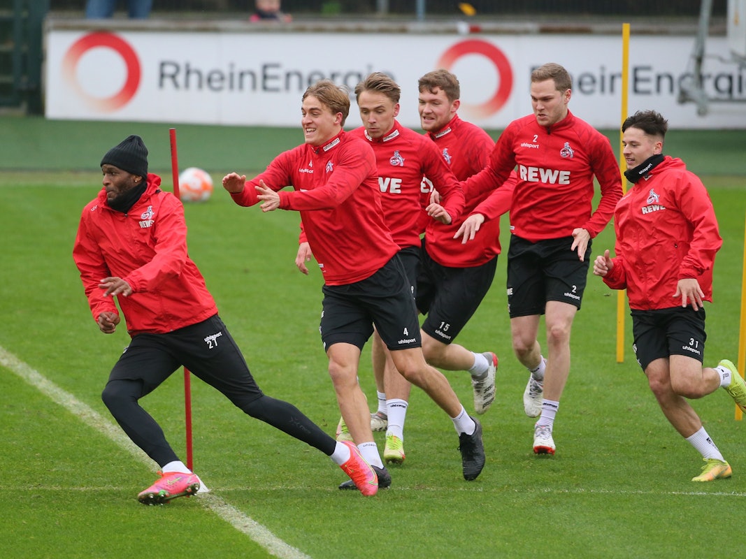 Benno Schmitz und Kollegen haben Spaß beim FC-Training.