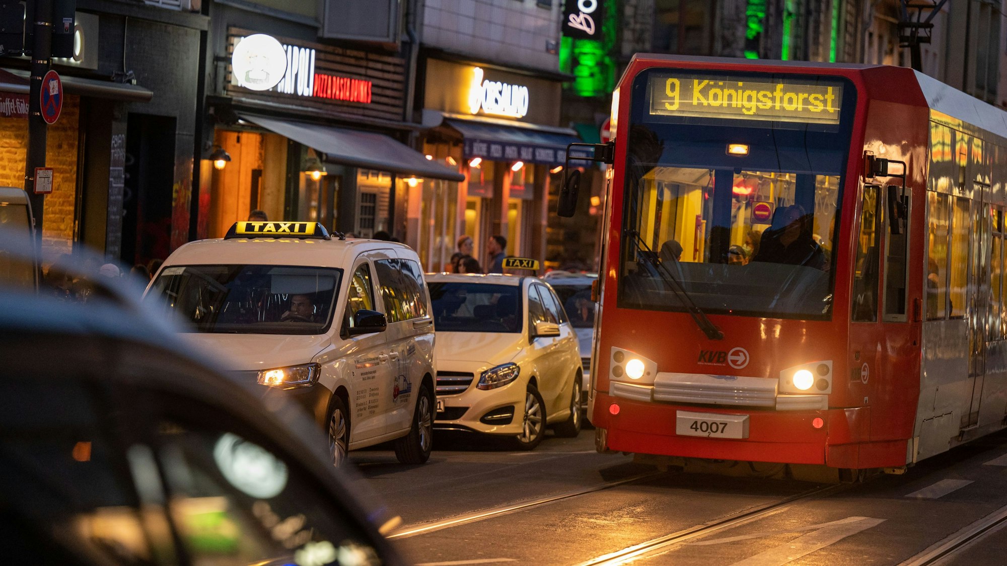 Eine Stadtbahn der KVB auf der Zülpicher Straße in Köln