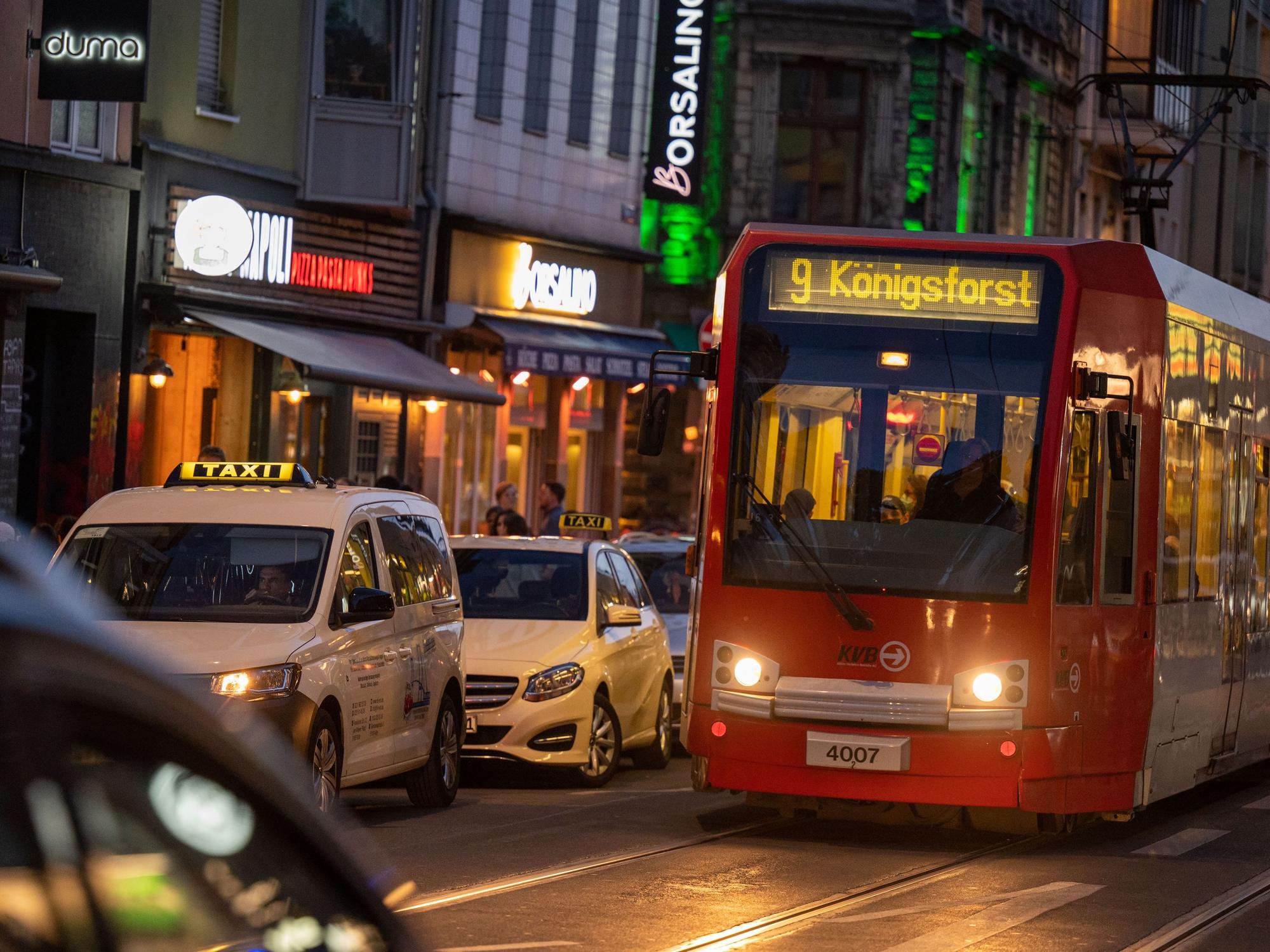 13.05.2022, Köln: In der Zülpicher Straße sind Taxis und Strassenbahnen unterwegs.. Foto: Uwe Weiser