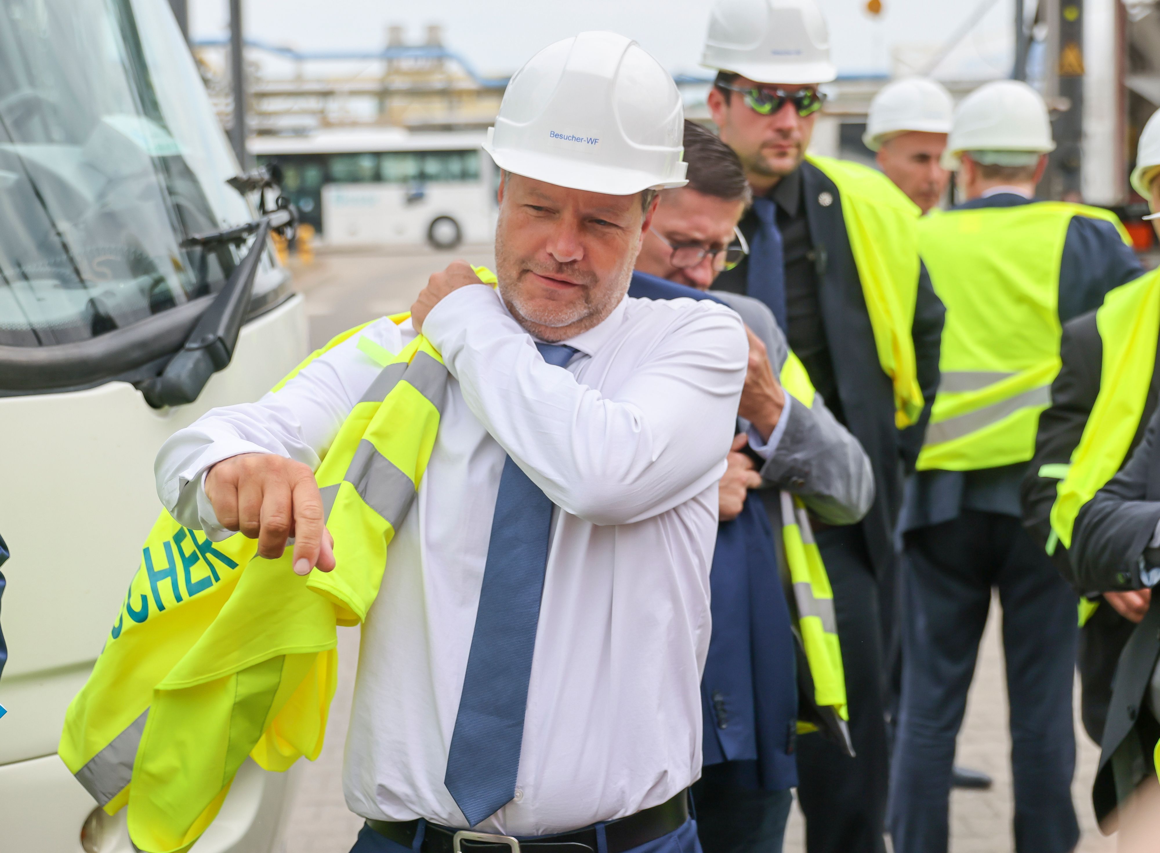 Robert Habeck (Bündnis 90/Die Grünen) bei seinem Besuch beim Chemiestandort Leuna am 16. Mai: Habeck will mit dem „LNG-Beschleunigungsgesetz“ in Rekordzeit Terminals für Flüssigerdgas errichten und steckt in einem Dilemma.