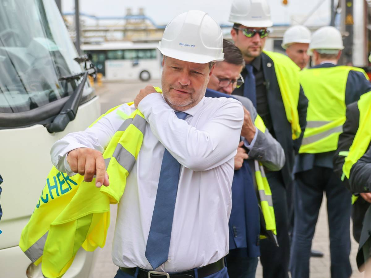 Robert Habeck (Bündnis 90/Die Grünen) bei seinem Besuch beim Chemiestandort Leuna am 16. Mai: Habeck will mit dem „LNG-Beschleunigungsgesetz“ in Rekordzeit Terminals für Flüssigerdgas errichten und steckt in einem Dilemma.